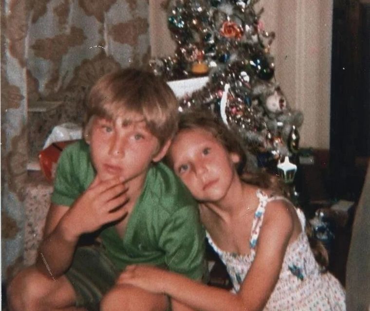 FOTO: Javier Milei junto a su hermana Karina en una postal de su infancia.