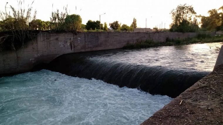 FOTO: Búsqueda desesperada en Mendoza: cayó una menor en el canal Cacique Guaymallén