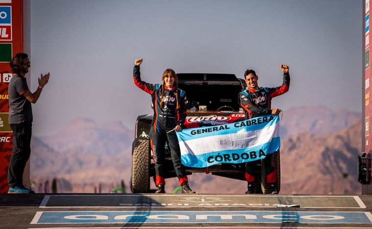 FOTO: Nico Cavigliasso y Vale Pertegarini en el podio de largada de AlUla