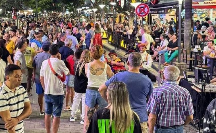 FOTO: Una multitud el fin de semana en la peatonal de Carlos Paz.