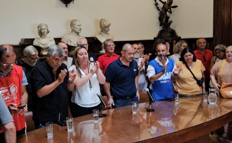 FOTO: Gremialistas se reunieron en el Concejo de Rosario por paro general del 24 de enero.