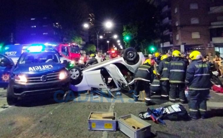 FOTO: Un efectivo policial y una mujer resultaron heridos en el siniestro. 