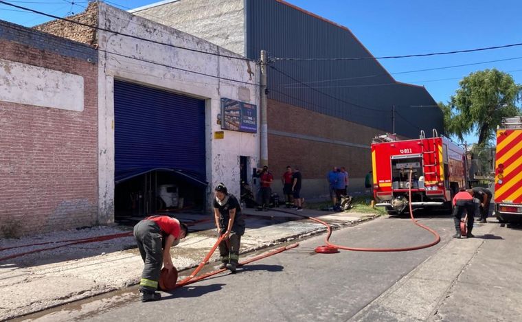 FOTO: Rosario: se incendió en un pasaje con galpones de fábricas y pilas de residuos.