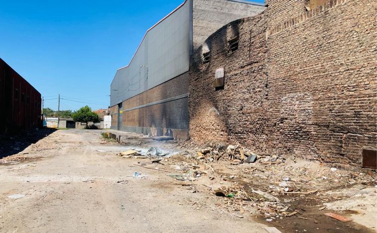 FOTO: Rosario: se incendió en un pasaje con galpones de fábricas y pilas de residuos.