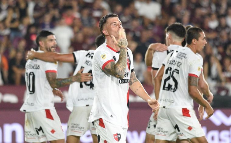 FOTO: Newell's le ganó bien 2 a 0 de visita a Lanús y tiene puntaje ideal.