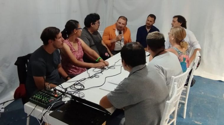 FOTO: El equipo de la radio Sin Lymites durante la fiesta de Colectividades de Alta Gracia