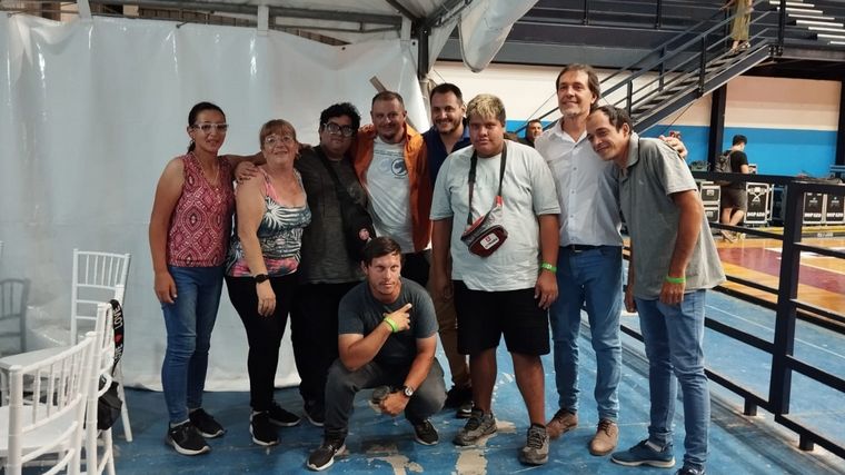 FOTO: El equipo de la radio Sin Lymites durante la fiesta de Colectividades de Alta Gracia