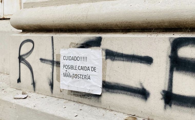 FOTO: La mampostería comenzó a caer en la madrugada.