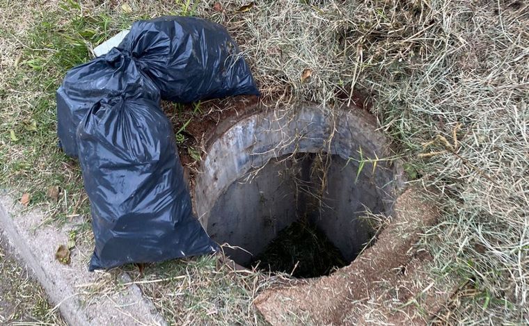 FOTO: Susto en Córdoba: una mujer cayó con su nena en un pozo de una vereda