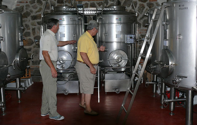 FOTO: El ingeniero Astesano (izq.), junto a Edgardo Margara, rodeados por los viñedos. 