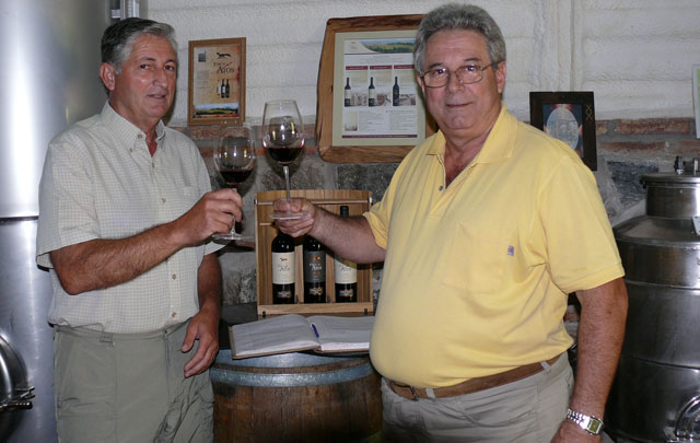 FOTO: El ingeniero Astesano (izq.), junto a Edgardo Margara, en la bodega. 