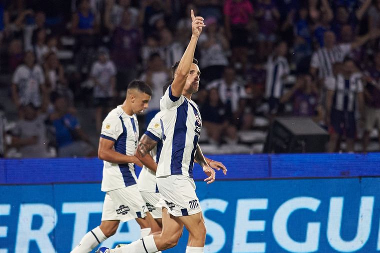 FOTO: Gastón Benavídez, la figura del partido ante Vélez en el Kempes. (Foto: CAT)