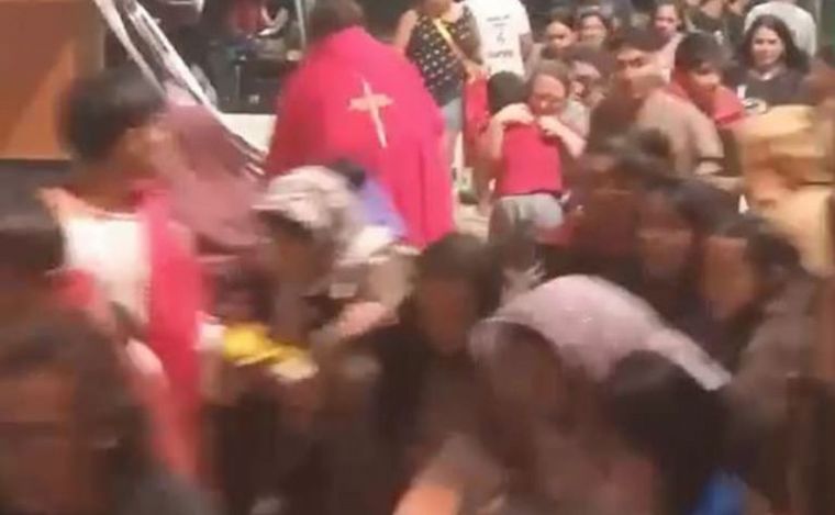 FOTO: Por una persecución policial hubo corridas en el vía crucis de La Matanza. (Captura).