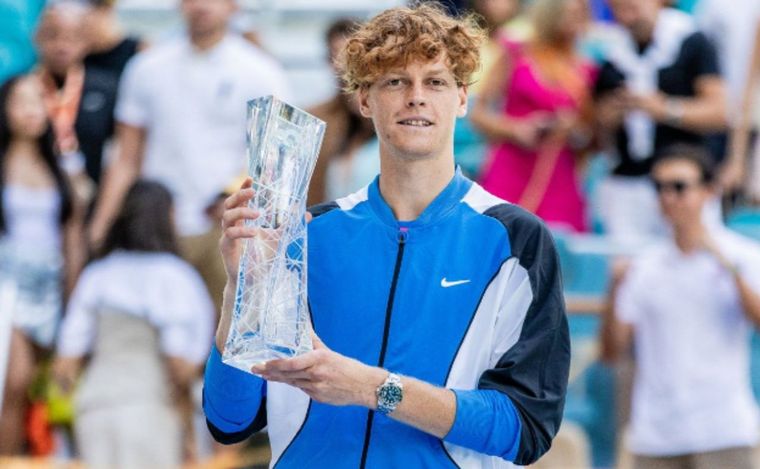 FOTO: El italiano Jannik Sinner se consagró campeón del Miami Open. (Foto: @janniksin)