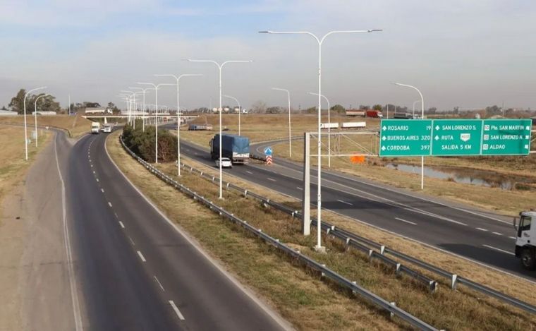 FOTO: La cabecera de la Autopista Rosario-Santa Fe permanece sin iluminación. 