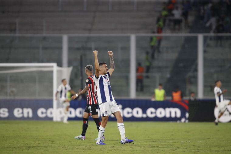 FOTO: Rubén Botta celebra el segundo tanto para la victoria de Talleres