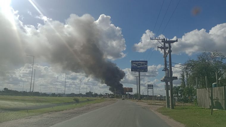 FOTO: Se desató un incendio en una planta de reciclaje en Barrio Yofre de Córdoba