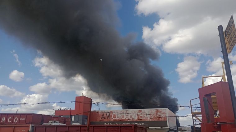 FOTO: Se desató un incendio en una planta de reciclaje en Barrio Yofre de Córdoba