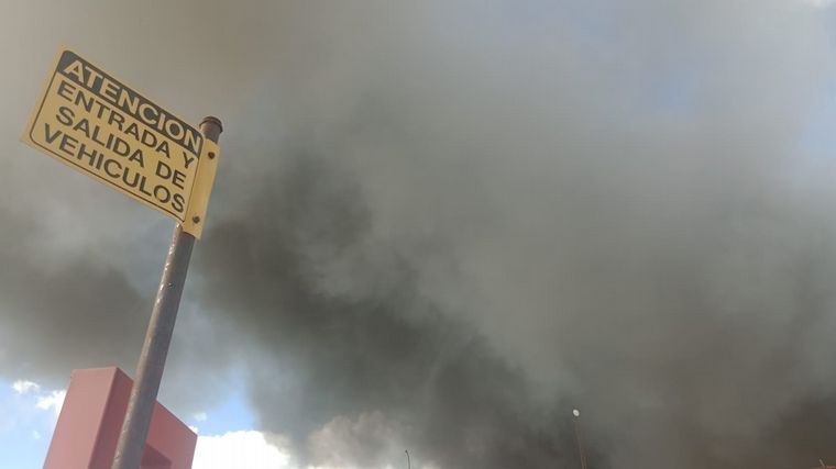 FOTO: Se desató un incendio en una planta de reciclaje en Barrio Yofre de Córdoba