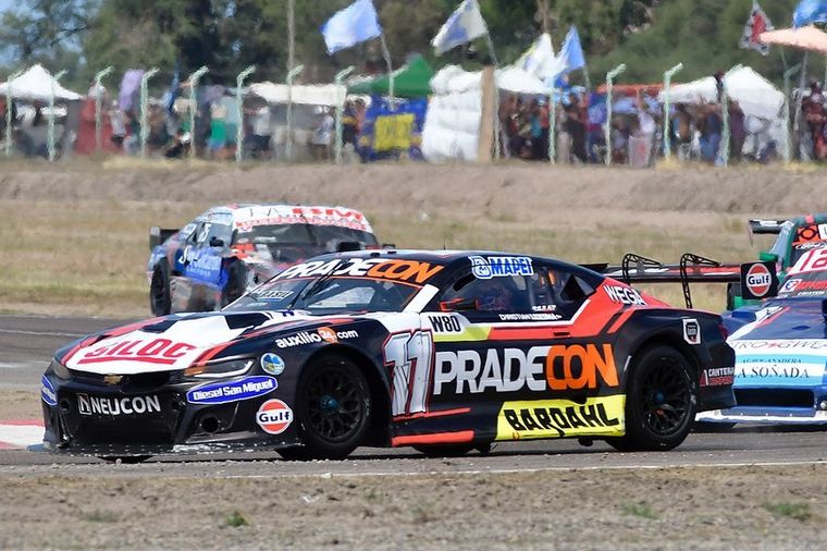 FOTO:  Ledesma y el Chevrolet Camaro al frente en el primer ensayo