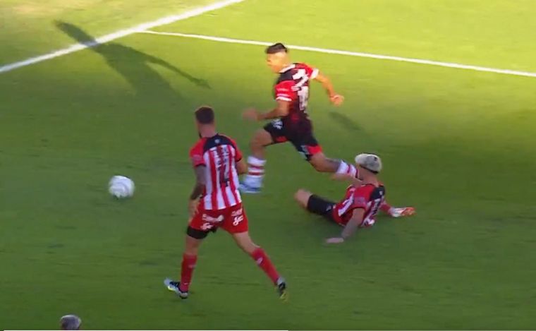 FOTO: Santiago Rodríguez cae en el área de Barracas Central. (Foto: captura de pantalla)