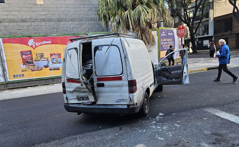 FOTO: El utilitario que fue impactado por el auto conducido por la embarazada.