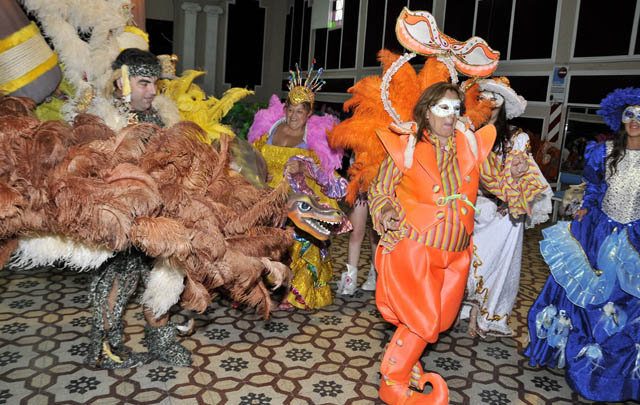 FOTO: El cavernícola Rasso rodeado de bellezas del Carnaval de Arias