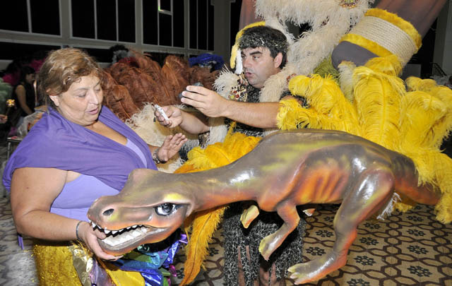 FOTO: El cavernícola Rasso rodeado de bellezas del Carnaval de Arias