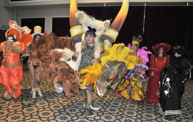 FOTO: El cavernícola Rasso rodeado de bellezas del Carnaval de Arias