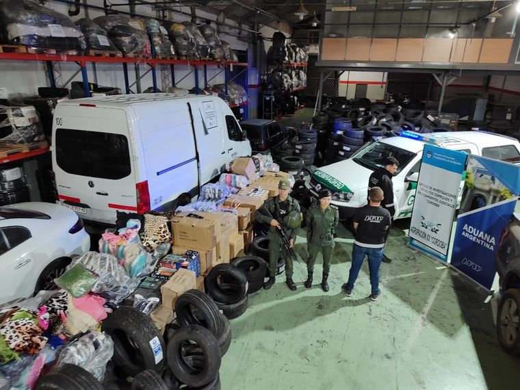 FOTO: Allanan inmueble e incautan mercadería de contrabando. (Gendarmería)