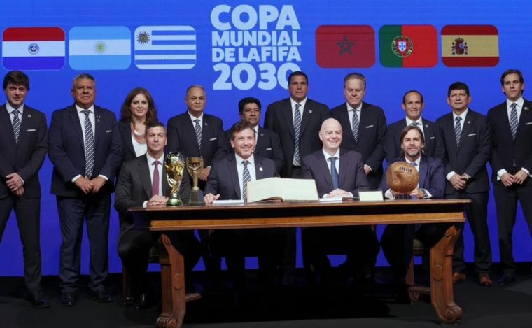 FOTO: FIFA y Conmebol oficializaron la realización del Mundial 2030 en Sudamérica.