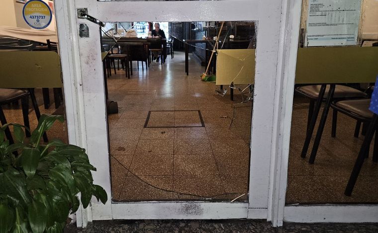 FOTO: La puerta del bar asaltado.