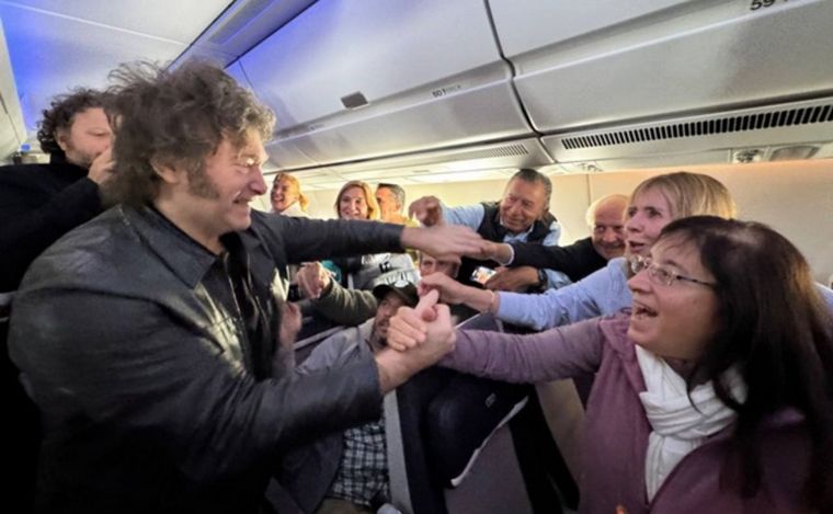 FOTO: Javier Milei viajando en un avión de línea. (Foto: archivo)