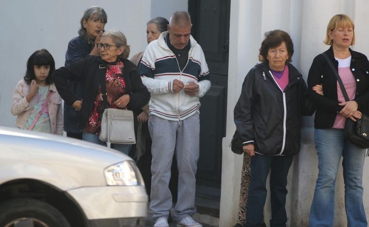FOTO: Jubilados hacen fila en la sede de Anses en Córdoba. (Foto: Daniel Cáceres/Cadena 3)