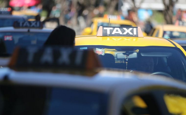 FOTO: Taxis y remises protestaron en Córdoba. (Archivo Daniel Cáceres/Cadena 3)