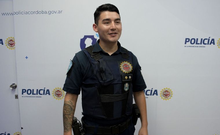 FOTO: El oficial Matías Gómez, que asistió a una mujer con dengue en Córdoba. (Policía)