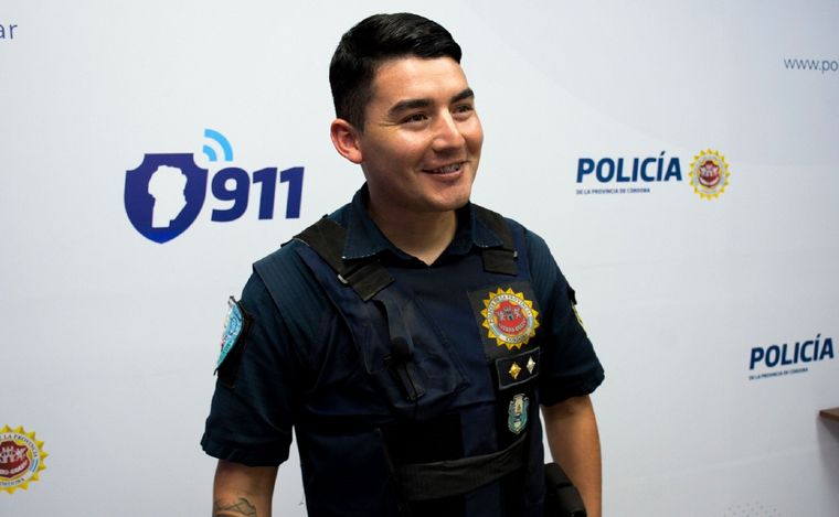FOTO: El oficial Matías Gómez, que asistió a una mujer con dengue en Córdoba. (Policía)