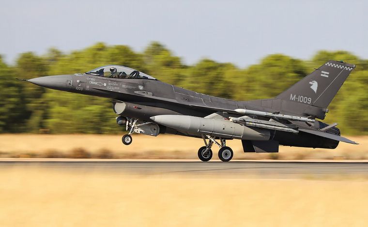 FOTO: Los jets de combate supersónicos F-16 (Foto: @MindefArg).