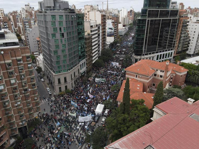 FOTO: Multitudinaria marcha universitaria en Córdoba. (Foto:Daniel Cáceres/Cadena 3)