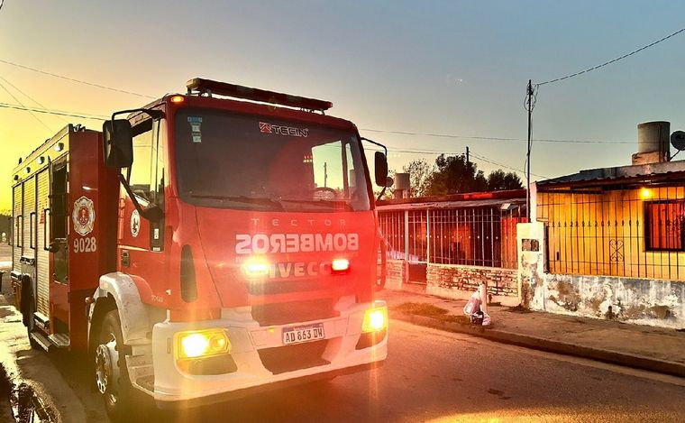 FOTO: Se incendió una casa en barrio San Jorge. (Foto: Lucía González/Cadena 3)