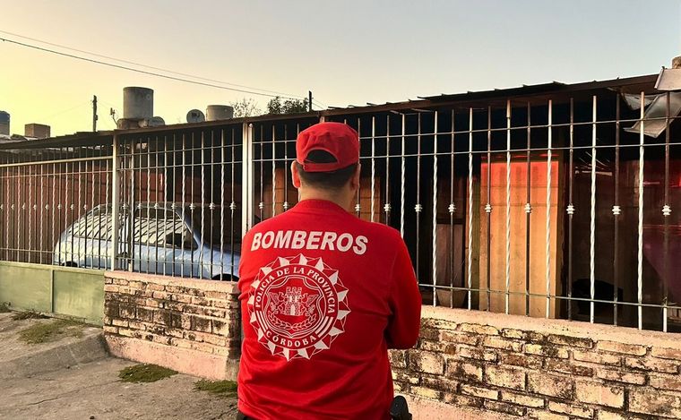 FOTO: Se incendió una casa en barrio San Jorge. (Foto: Lucía González/Cadena 3)