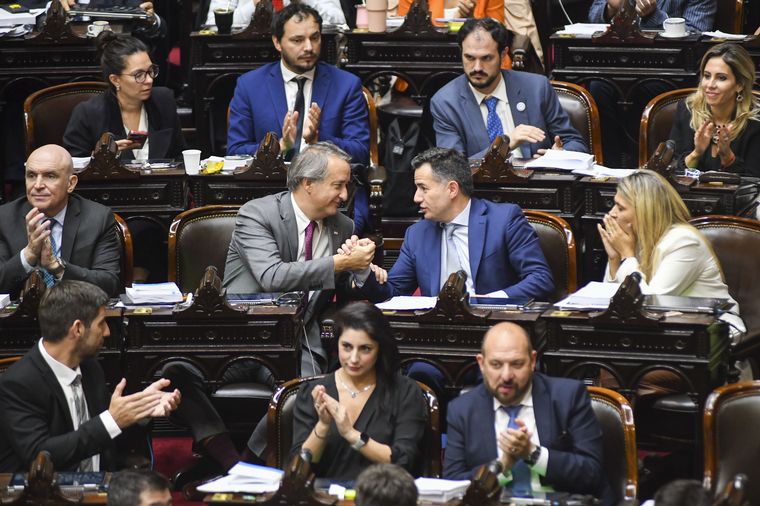 FOTO: Diputados aprobó en general la Ley Bases de Milei.