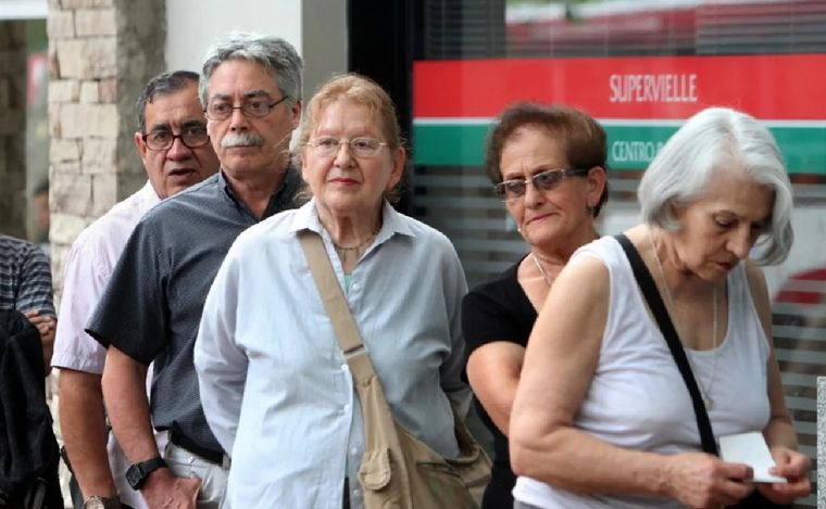 FOTO: Qué pasará con edad jubilatoria tras la aprobación parcial de la ley bases (Foto: NA)