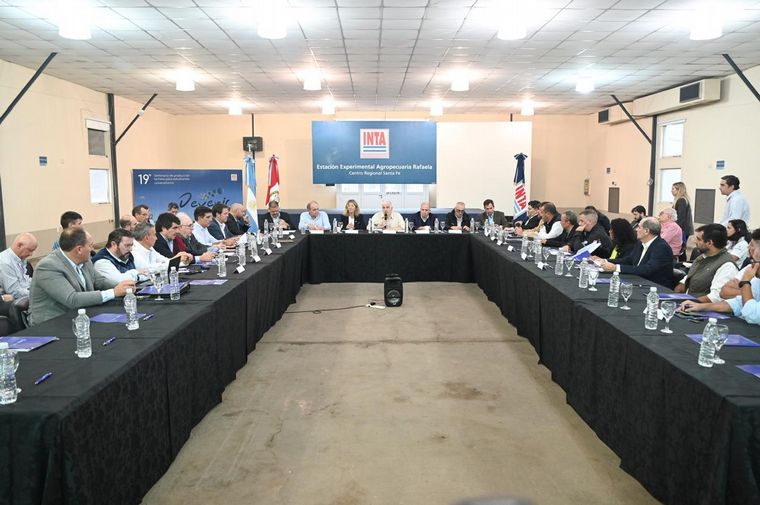 FOTO: Importante convocatoria política en el INTA Rafaela, con 11 provincias