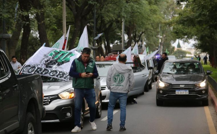 FOTO: Caravana de la CGT y UTEP en Córdoba. (Foto: Daniel Cáceres/Cadena 3)