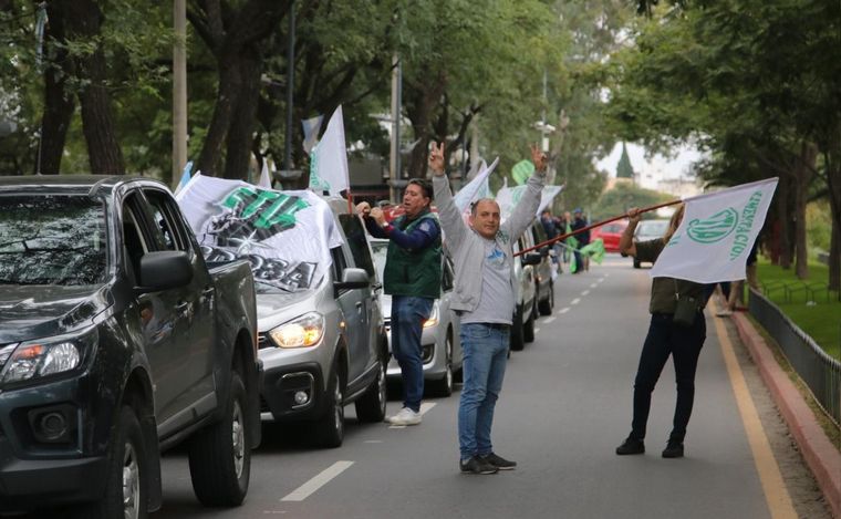 FOTO: Caravana de la CGT y UTEP en Córdoba. (Foto: Daniel Cáceres/Cadena 3)