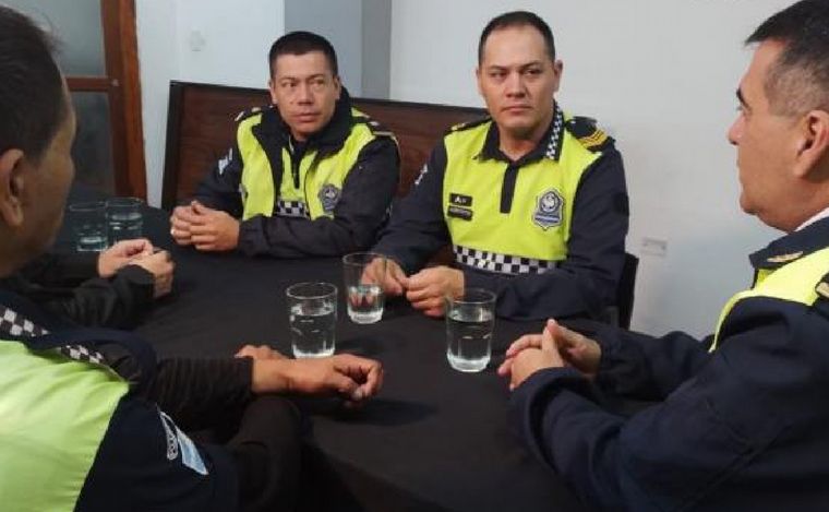 FOTO: Los policías que llevaron a la mujer embaraza al hospital. (Foto: Gobierno Tucumán)