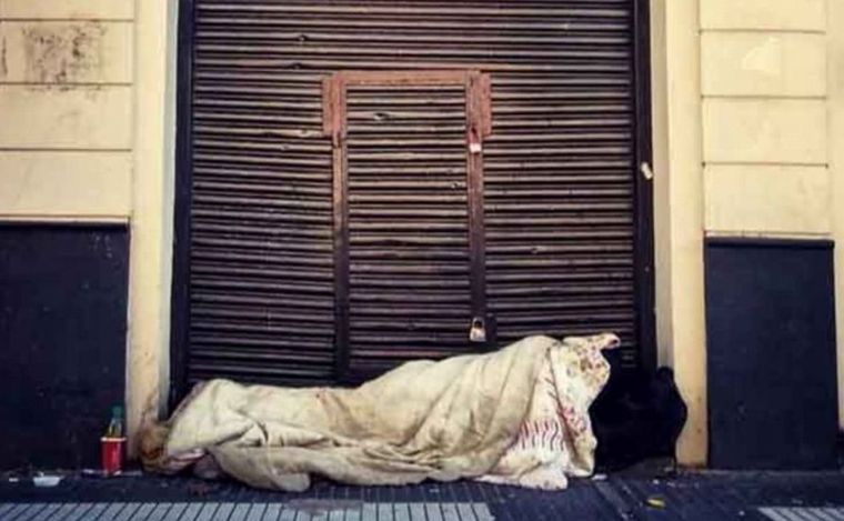FOTO: Gente durmiendo en la calle.