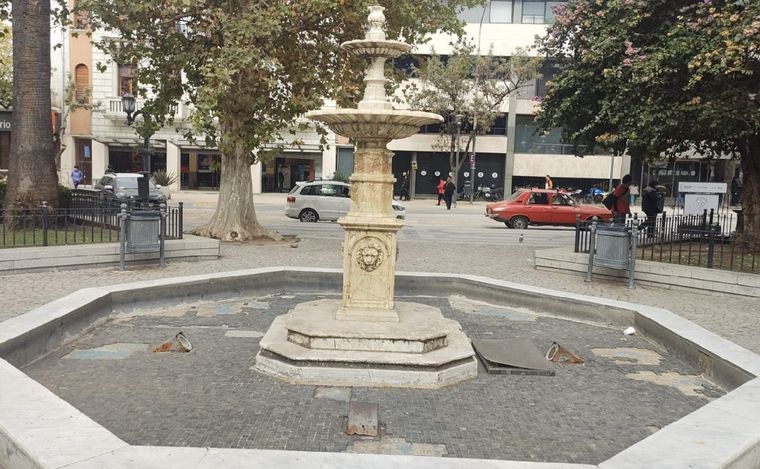 FOTO: La Plaza San Martín, en estado de abandono. (Foto: Fernando Barrionuevo/Cadena 3)