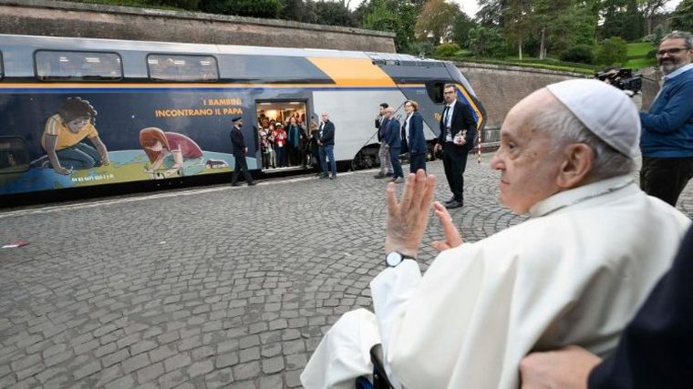 FOTO: El Papa extraña viajar en transporte público para estar en medio de la gente